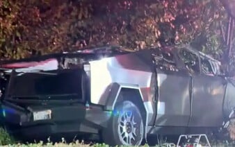Cybertrucku selhalo otvírání dveří, uvěznění studenti uvnitř uhořeli. Rodiče teď žalují Teslu