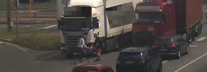 Cyklista vybrzdil kamion na frekventované silnici v Ostravě, sám pak zavolal policii