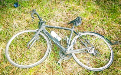 Cyklistka, ktorú pri Nových Zámkoch niekto zrazil a nechal ležať pri ceste, stále bojuje o život. Budú jej musieť operovať aj tvár