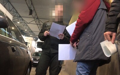 Dajte mi 20 € na kávičku. Slovenský colník si pýtal úplatok na hranici s Ukrajinou, natočili ho skrytou kamerou