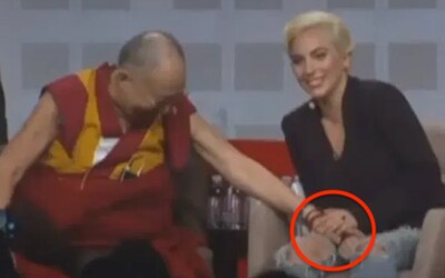 Dalajlama lechtal Lady Gagu na stehnech. Po cucání jazyka se objevilo další nevhodné video duchovního vůdce