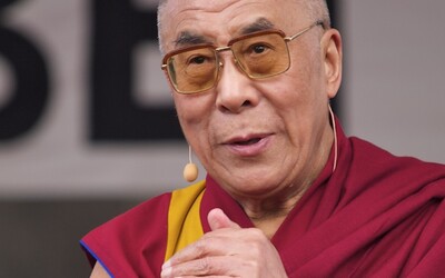 Dalajlama lechtal Lady Gagu na stehnech. Po cucání jazyka se objevilo další nevhodné video duchovního vůdce