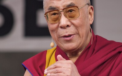 Dalajláma navrhol mladému chlapcovi, aby mu cucal jazyk. Duchovný vodca Tibetu sa teraz ospravedlňuje