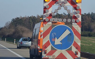 Dálnici D35 u Opatovic nad Labem blokuje nehoda tří aut, tvoří se kolony (Aktualizováno)