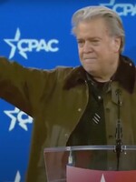 Další Trumpův blízký spojenec si zahajloval. Po Muskovi předvedl nacistický pozdrav i Steve Bannon
