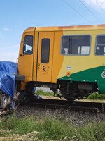 Další nehoda na českých kolejích: Vlak narazil do dodávky, zraněný řidič byl převezen do nemocnice