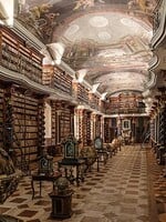 Dan Brown prozradil svých pět oblíbených míst v Praze. Řekl, co ho na nich fascinuje