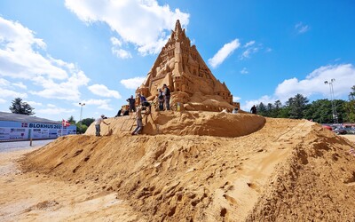 Dáni postavili najvyšší pieskový hrad na svete. Navrchu 21-metrovej stavby je model koronavírusu s korunou