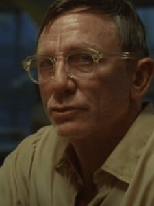 Daniel Craig má románik s mladším mužom v Mexiku. Trailer k filmu Queer ukazuje známeho herca, ako si ho ešte nevidel