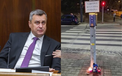 Danko pre nehodu neodstúpi z funkcie. Slováci chodia k zdemolovanému semaforu zapaľovať sviečky