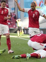 Dánský fotbalista během zápasu zkolaboval, oživovali ho 15 minut. Jeho stav je stabilizovaný