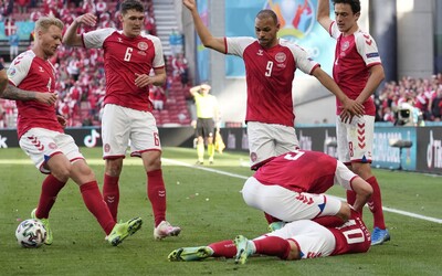 Dánský fotbalista během zápasu zkolaboval, oživovali ho 15 minut. Jeho stav je stabilizovaný