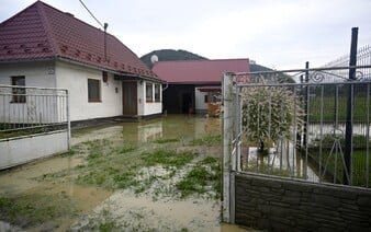 Dážď a silný vietor potrápia Slovensko aj v nedeľu. Hydrológovia vydali výstrahy pred povodňami vo viacerých okresoch (+mapa)