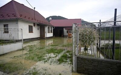 Dážď a silný vietor potrápia Slovensko aj v nedeľu. Hydrológovia vydali výstrahy pred povodňami vo viacerých okresoch (+mapa)