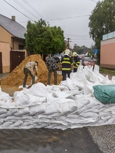 Dažde na Slovensku stále neutíchajú. Meteorológovia aj dnes vydali výstrahy tretieho stupňa (+mapa)