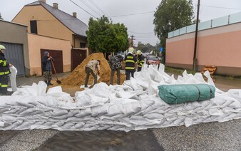 Dažde na Slovensku stále neutíchajú. Meteorológovia aj dnes vydali výstrahy tretieho stupňa (+mapa)