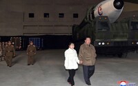 Dcera Kim Čong-una se poprvé objevila na veřejnosti. S tátou sledovala start balistické rakety