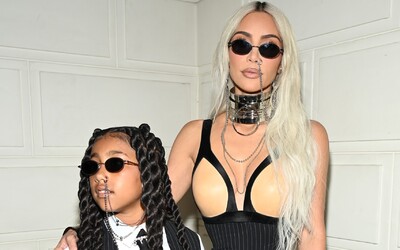 Dcéra ju za jej štýl vysmiala, Kim Kardashian aj tak v novom videu ukazuje vlasy zladené s Maybachom či elegantnou kanceláriou