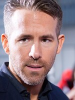 Deadpool počítá miliardy: T-Mobile kupuje firmu herce Ryana Reynoldse za neuvěřitelný balík