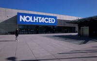 Decathlon se ve třech belgických městech přejmenoval na Nolhtaced. Přečti si proč