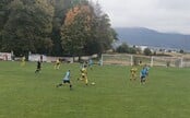 Dedinský futbal na severe Slovenska sa zmenil na drámu. Fanúšik priložil k hlave delegáta zbraň, potom utiekol na kolobežke 