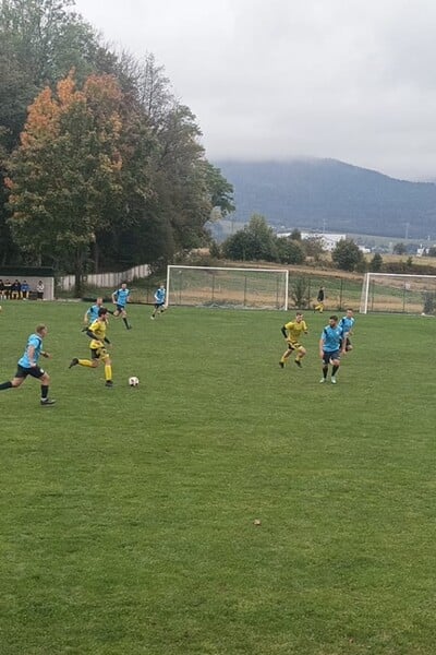 Dedinský futbal na severe Slovenska sa zmenil na drámu. Fanúšik priložil k hlave delegáta zbraň, potom utiekol na kolobežke 