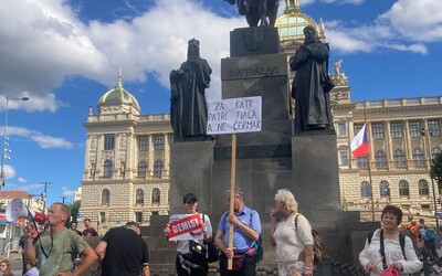 Demonstranti přišli před ministerstvo spravedlnosti podpořit Tomáše Čermáka odsouzeného za podněcování k teroristickému útoku