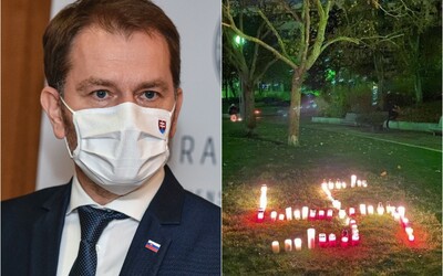 Demonštranti vyčíňali aj pred domom premiéra, zanechali mu tvrdý odkaz. V Bratislave vytvorili zo sviečok hákový kríž
