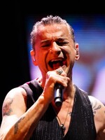 Depeche Mode: Frontman si podrezal žily, predávkoval sa a počas koncertu si zlomil dve rebrá. Dnes na pódiu pripomína smrteľnosť