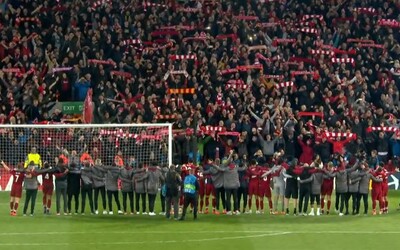Desaťtisíce fanúšikov Liverpoolu spievali You'll Never Walk Alone po výhre nad Barcelonou spolu s dojatými hráčmi