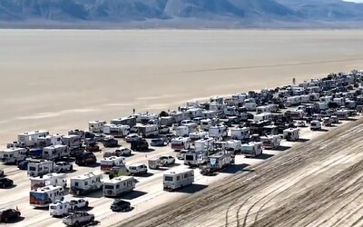 Desiatky tisíc ľudí uviaznutých v blate. Účastníci festivalu Burning Man sa húfne začali vracať domov, spôsobilo to kolaps