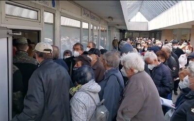 Desivá tlačenica dôchodcov pred nemocnicou v Ružinove. Neorganizovaný dav čakal na očkovanie proti ochoreniu covid-19