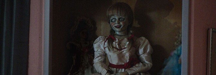 Děsivý trailer pro Annabelle 3 ukazuje mnoho debilních postav, démony a scény, které tě v kině vykopnou ze sedačky