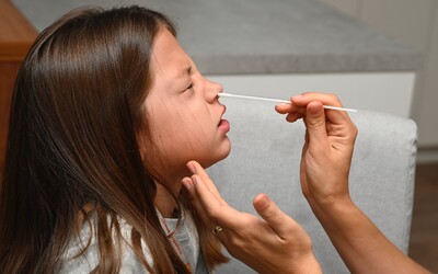 Deti v Anglicku sladkými nápojmi falšovali výsledky covid testov. Trik medzi sebou zdieľali na Tiktoku