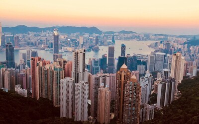 Devadesátiletou ženu v Hongkongu oškubali podvodníci. V průběhu měsíců jim postupně poslala 688 milionů korun