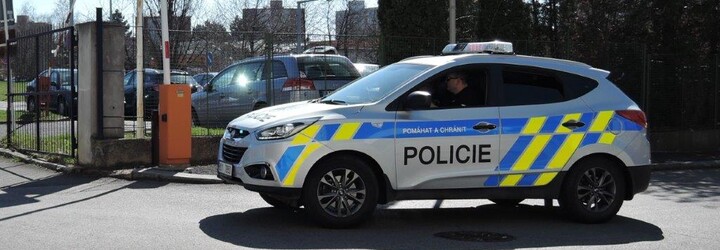 Devítiletou dívku v Praze srazilo policejní auto, když spěchalo k případu