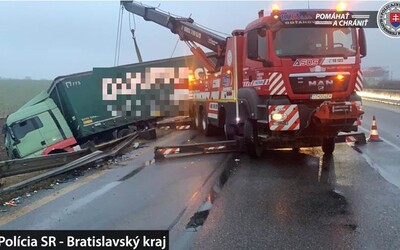 Diaľnicu D1 v smere do Bratislavy kvôli nehode uzatvoria. Cesty na Slovensku zasiahla poľadovica