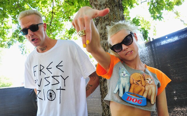 Die Antwoord: Adoptivní syn je obvinil ze sexuálního a psychického týrání, měl být jen „rekvizitou“ do klipů