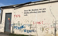 Dielo svetoznámeho Banksyho chcú aj na Luníku IX v Košiciach. Deti z rómskej komunity mu poslali dojemný odkaz