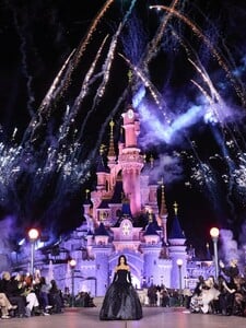 Disneyland v Paríži ožil módou. Coperni predstavil svoju jarnú kolekciu, na móle zažiarila aj Kylie Jenner