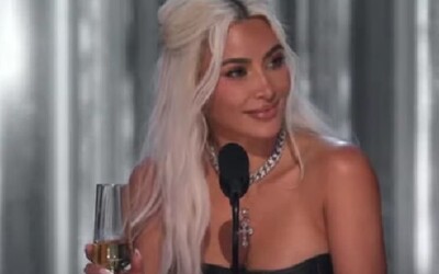 Diváci vypískali Kim Kardashian v zábavnej šou Netflixu. Platforma bučanie v hľadisku z epizódy vystrihla