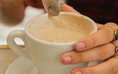 Dívka zemřela potom, co se napila horké čokolády z Costa Coffee. Mohla za to alergická reakce