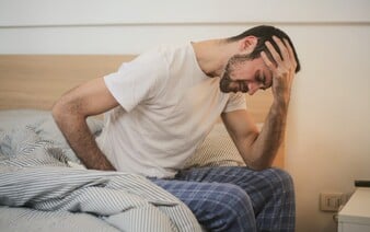 Dlouhé sezení na toaletě s telefonem může ohrozit tvé zdraví. Odborníci varují před nepříjemnou chorobou
