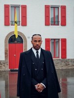 Dnes je oficiálne prvý deň vo Ferrari pre Lewisa Hamiltona. V tíme už stihol urobiť viaceré zmeny