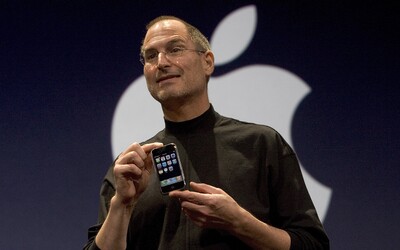 Dnes je to 12 rokov od chvíle, keď Steve Jobs predstavil prvý iPhone. Zmenil svet komunikácie, zábavy, nakupovania aj krásy