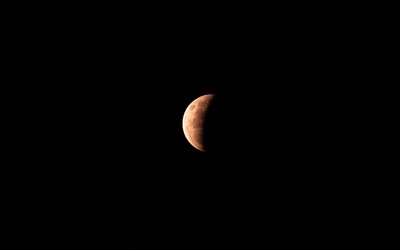 Dnes večer můžeš sledovat částečné zatmění Měsíce. V kolik hodin ho nejlépe uvidíš?