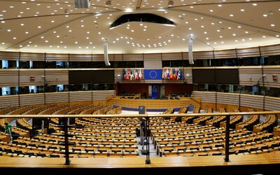 Dnes začaly volby do Evropského parlamentu. Čeká se úspěch krajní pravice