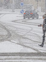 Do Česka dorazil sníh,  na Moravě komplikoval dopravu 