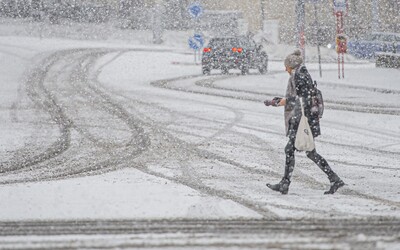 Do Česka dorazil sníh,  na Moravě komplikoval dopravu 