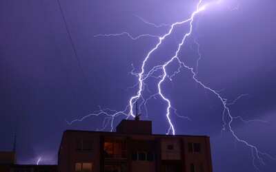 Do Česka dorazily bouřky. Meteorologové varují před krupobitím i silným větrem 